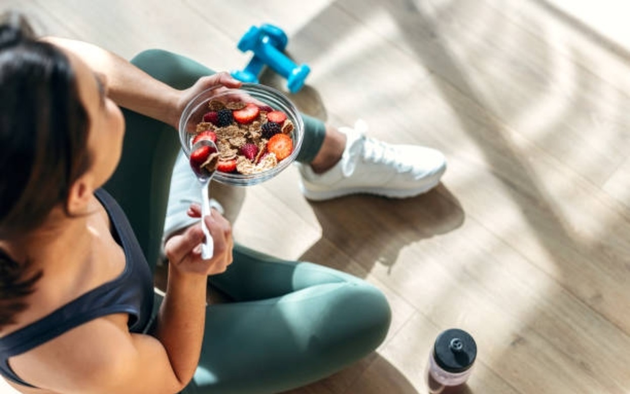 Фитнес утром или вечером: что говорит наука о времени тренировок