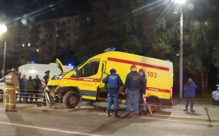 ДТП с машиной скорой помощи произошло на перекрестке в Ижевске