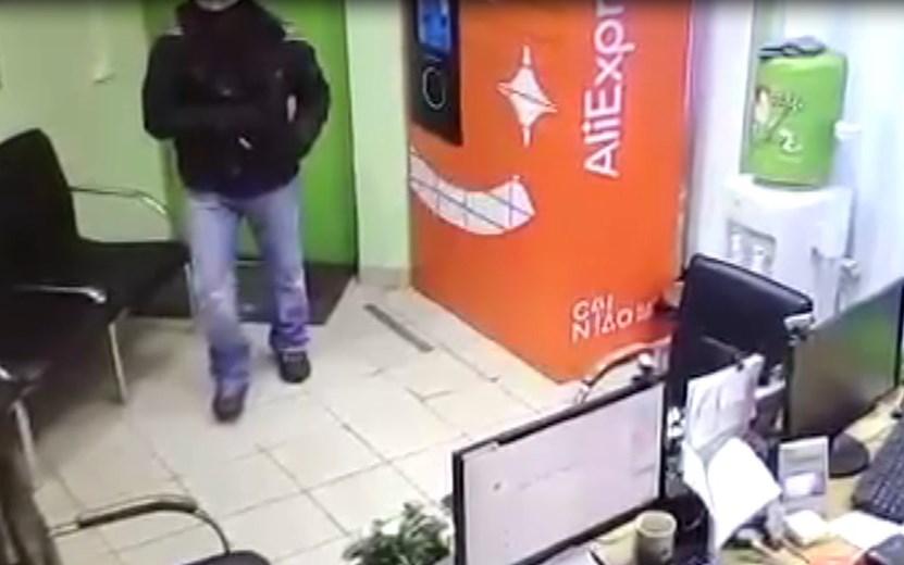 Нападение на офис микрозаймов в Ижевске. Видео: пресс-служба МВД по Удмуртии