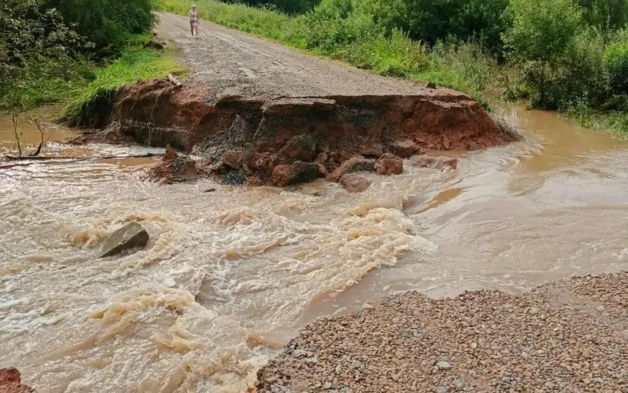 Насыпь на дороге смыло в Глазовском районе