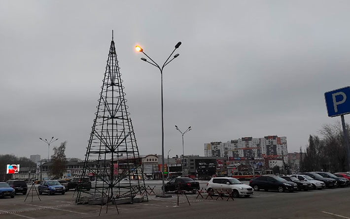 Фотофакт: первую новогоднюю елку начали устанавливать в Ижевске