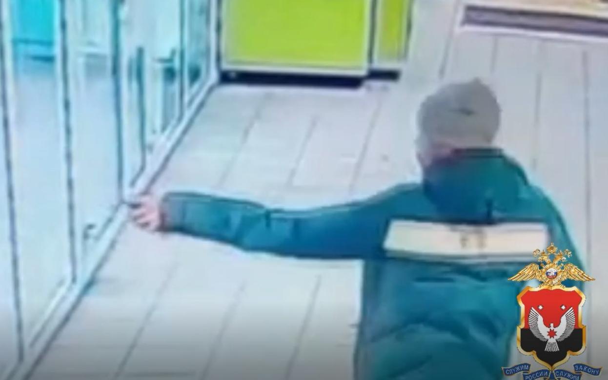 Мужчина с игрушечным пистолетом ограбил магазин в Глазове