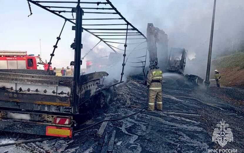 Фура в Можгинском районе врезалась в экскаватор и загорелась