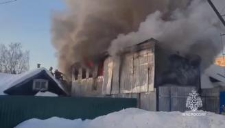 Двухэтажный гараж загорелся в Ижевске