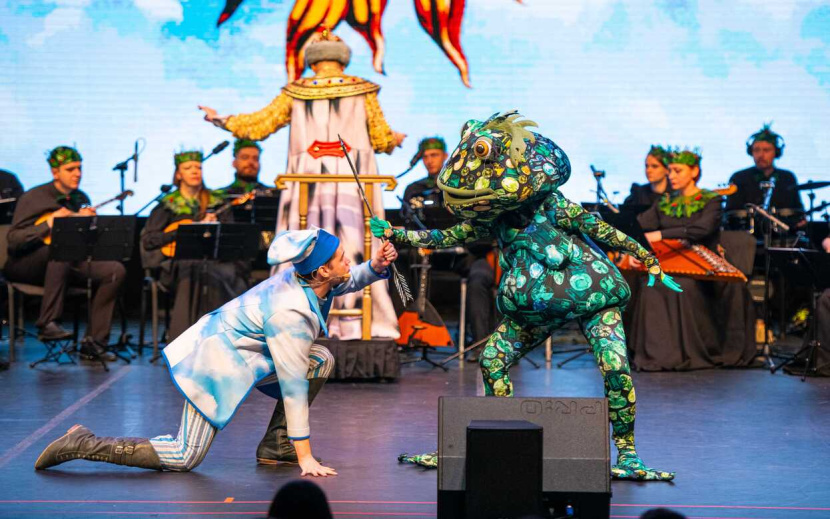 Артисты Чемодан-дуэта  «КВАМ» вовлекают детей в представление. Фото: дирекция фестиваля «Снежность»