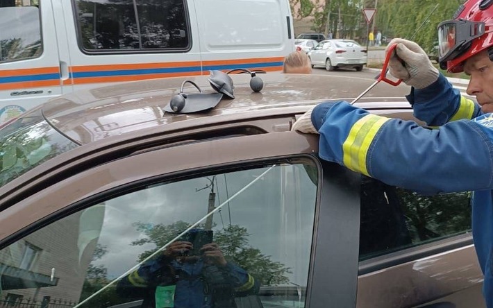 В Удмуртии спасатели вызволили двухлетнего ребенка из закрытой машины