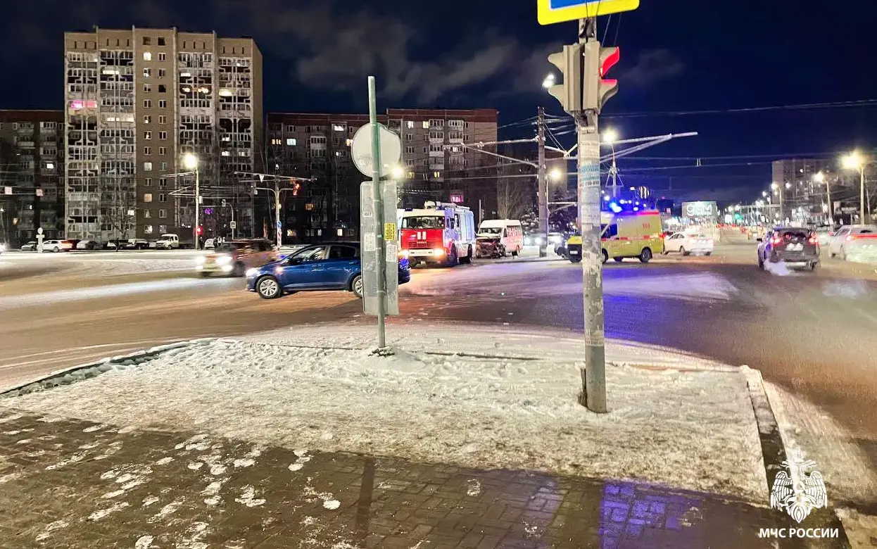 Маршрутка столкнулась с легковушкой в Ижевске, есть пострадавшие