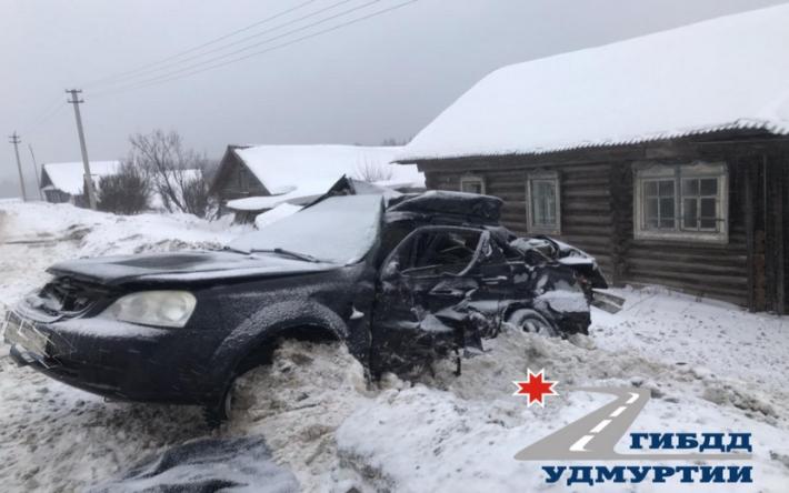 Два человека погибли при столкновении грузовика с легковым автомобилем в Удмуртии.