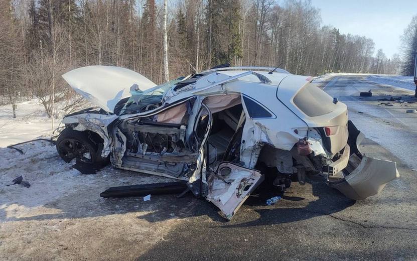 Водитель и пассажир Infiniti пострадали в ДТП с грузовиком под Ижевском