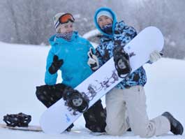 Ижевчанки Анна Малых (слева) и Яна Кислухина: «Десятидневные каникулы в январе для нас, любительниц сноуборда, действительно, праздник!»