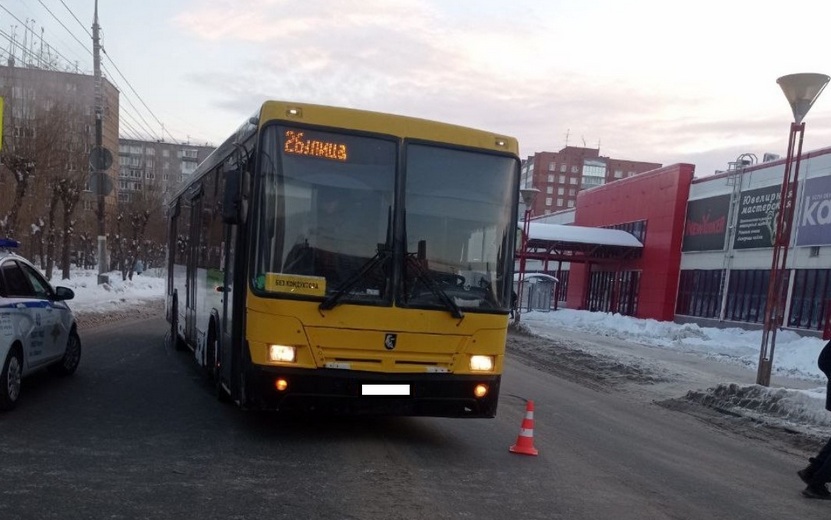 Водитель автобуса сбил девушку на ул. Петрова в Ижевске