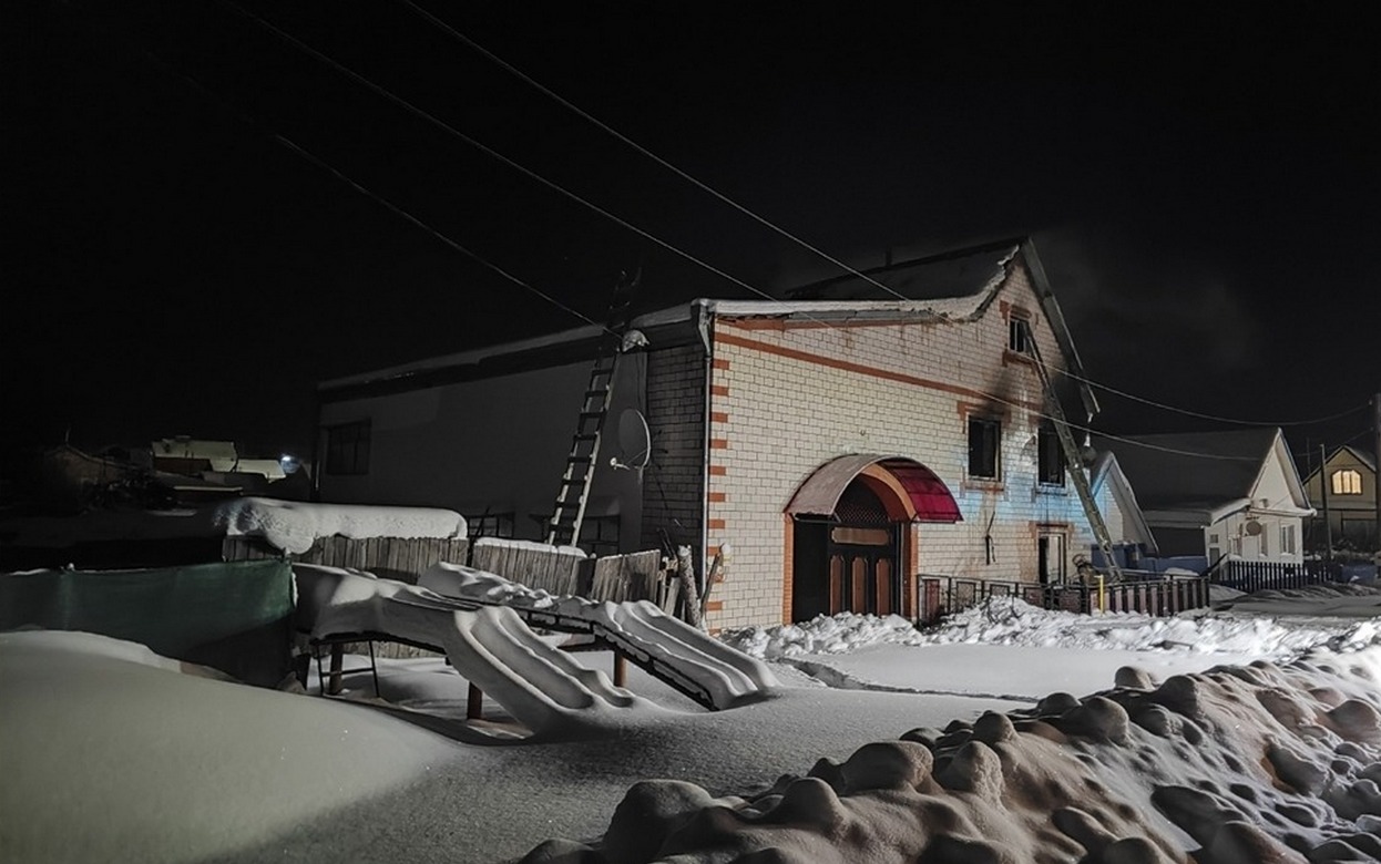 Двухэтажный дом загорелся в Игре