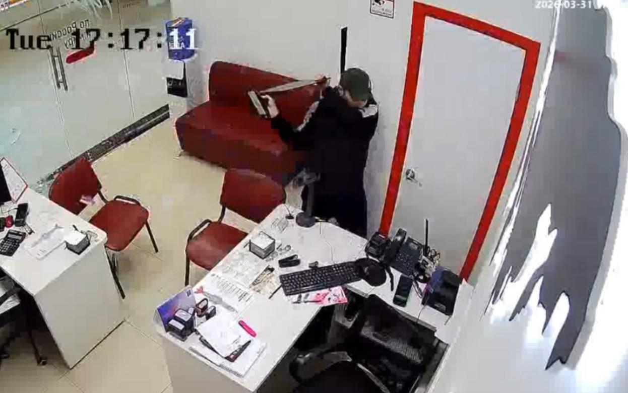 Видеофакт: нетрезвый мужчина устроил погром в одном из ТЦ Ижевска