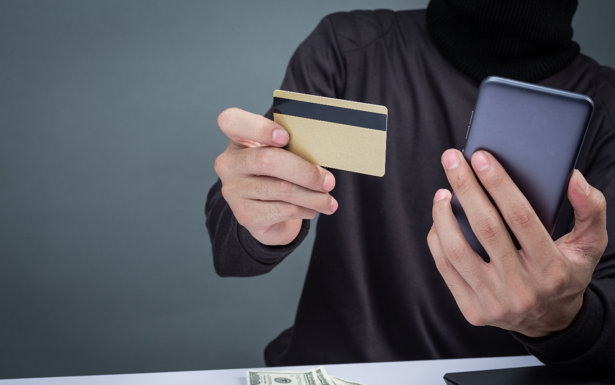 Сбер предупреждает: число атак мошенников с использованием фейковых аккаунтов известных лиц увеличилось в 10 раз