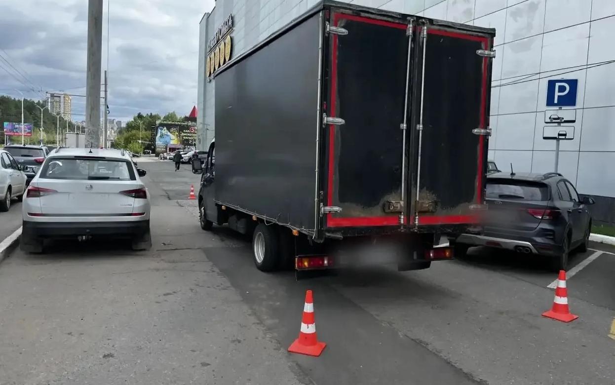 Водитель грузовика сбил пенсионерку у торгового центра в Ижевске