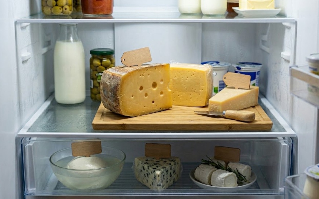 Сыр купили недавно, а он уже сохнет и плесневеет? Простое правило хранения, о котором мало кто знает