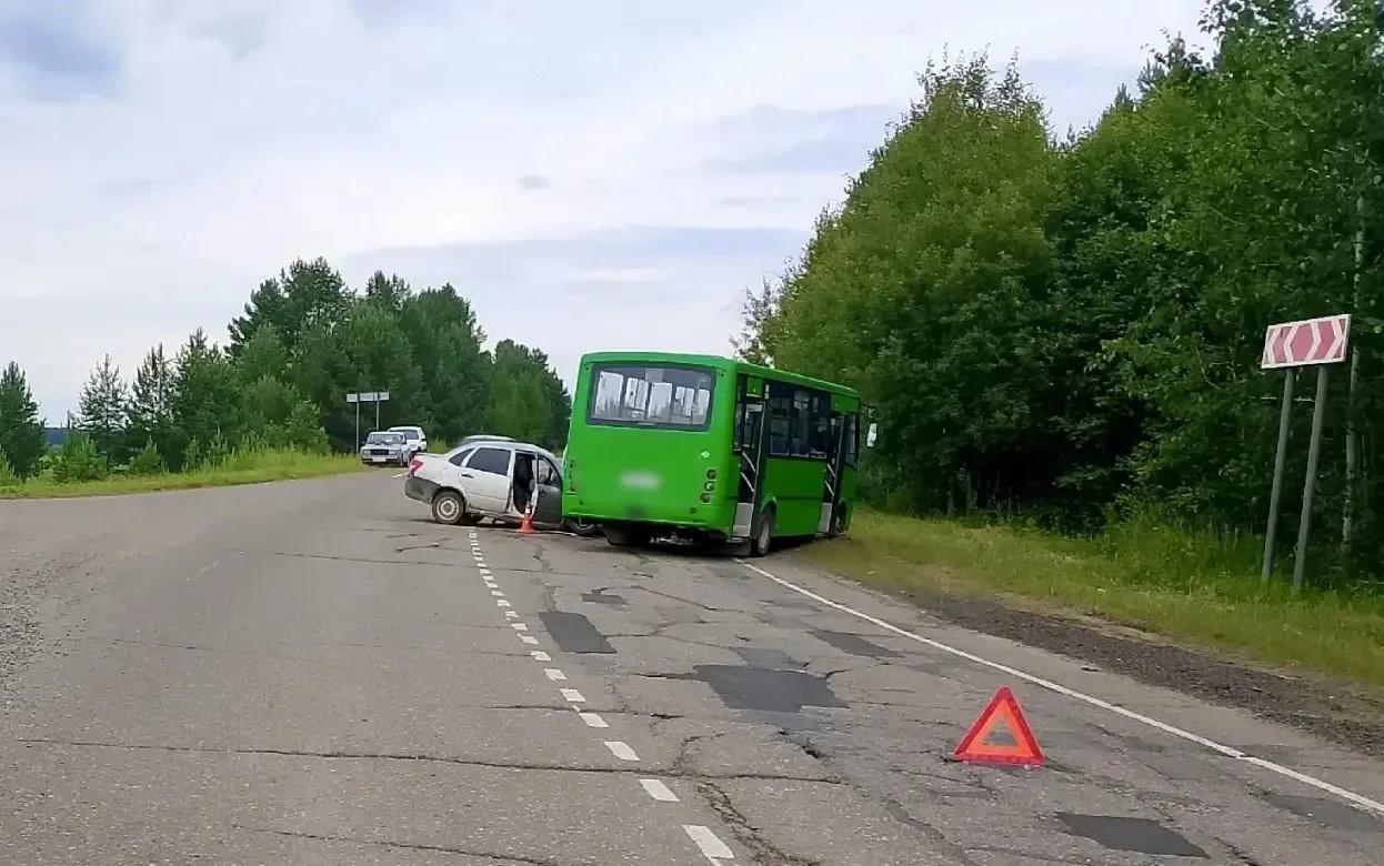 Пять человек пострадали в столкновении автобуса и легковушки в Удмуртии