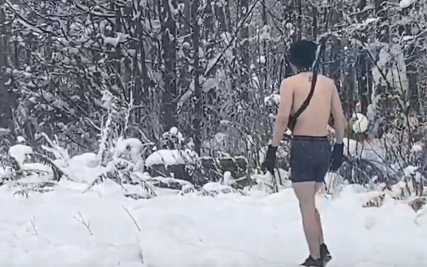 Почти голый мужчина идет по Ижевску. Видео: Антон Латыпов, ИГГС