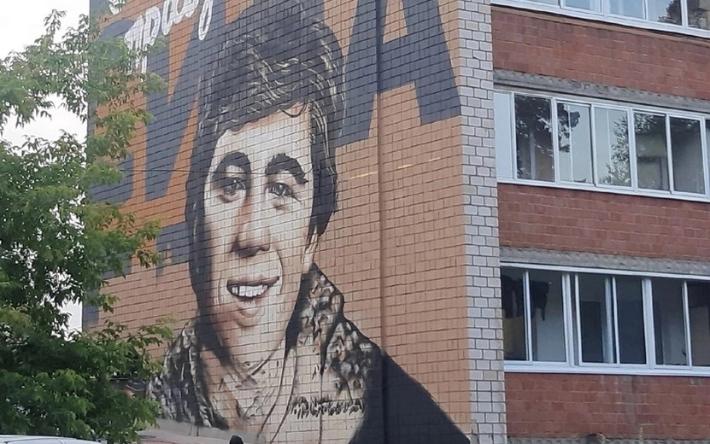 Фотофакт: мурал с героем Сергея Бодрова появился на стене дома в Удмуртии