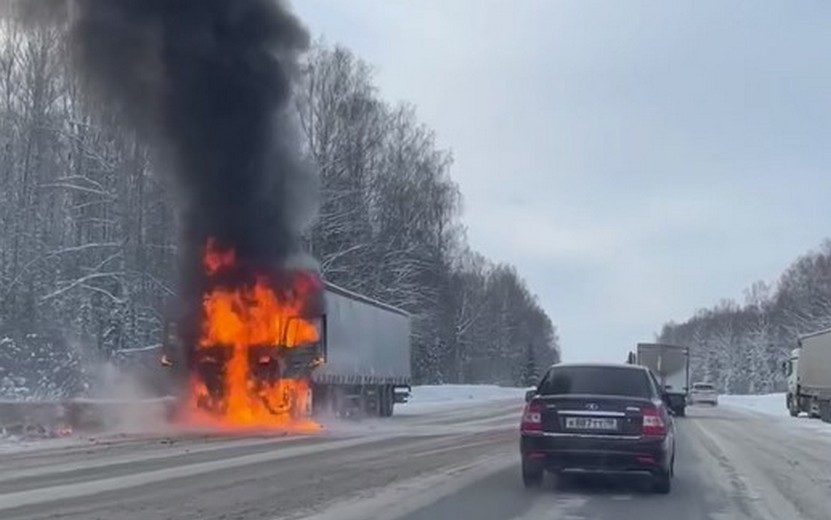 Грузовик загорелся на федеральной трассе в Удмуртии