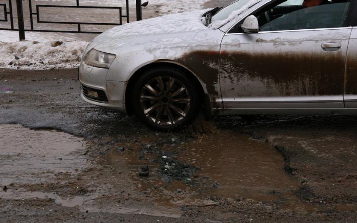 Видеофакт: не менее 7 машин пробили колеса из-за ям на перекрестке Ленина и Орджоникидзе в Ижевске