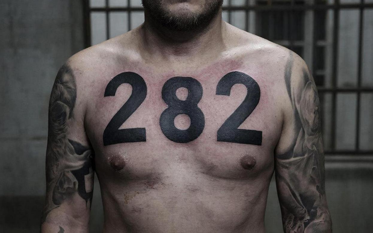 Осужденного колонии Удмуртии обвинили в демонстрации экстремистских тату
