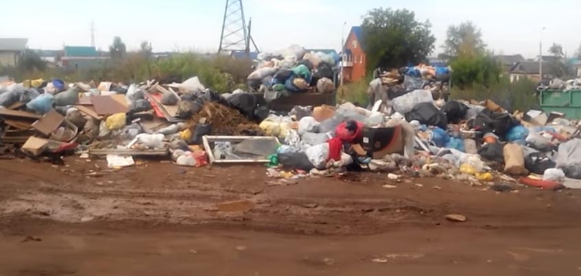 На Улице Володарского в Ижевске мусор не вывозят уже два месяца