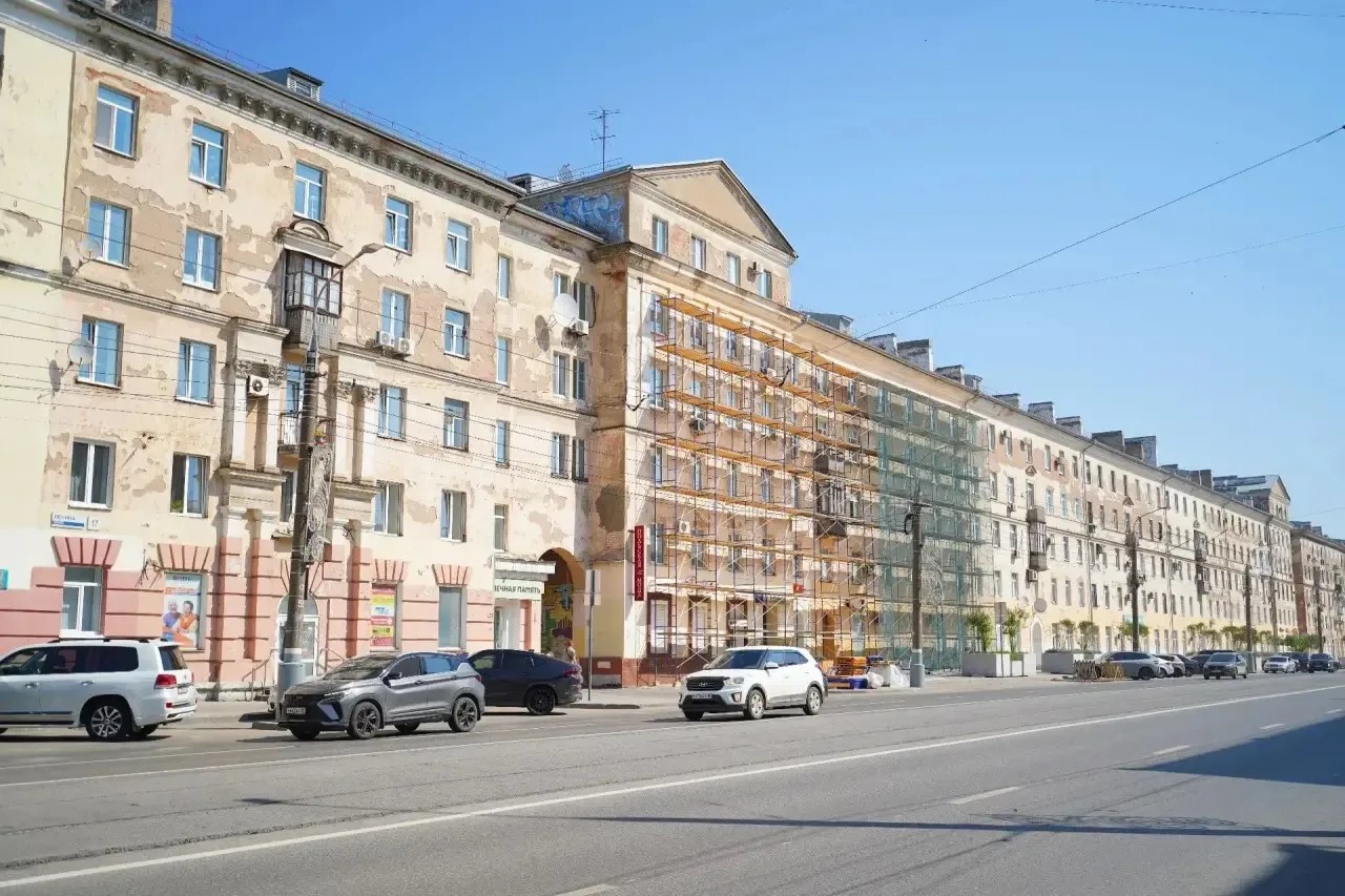 Начался ремонт фасада одного из самых длинных домов Ижевска
