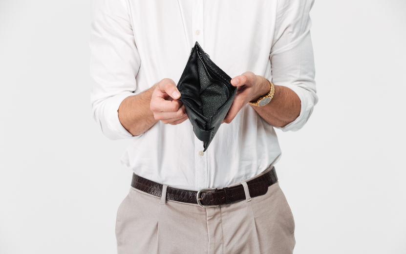 Задержка зарплаты, потеря работы и ошибка заёмщика — названы ключевые причины просрочки по кредитам