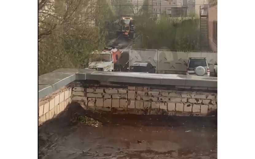Ремонт дороги в Ижевске под дождем