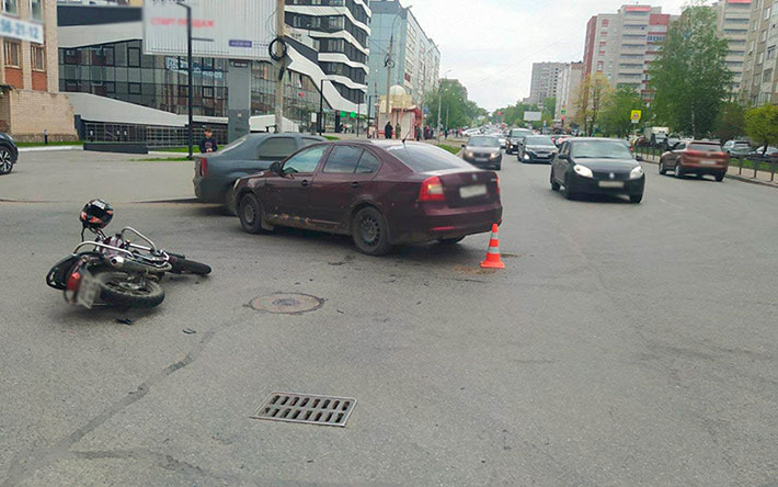 Легковушка сбила мотоциклиста в Ижевске