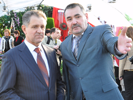 Марат Аухадеев, генеральный директор ООО «Цветы Удмуртии», проводит экскурсию для президента Александра Волкова