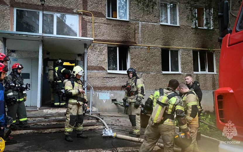 16 человек спасли пожарные из загоревшейся многоэтажки на ул. Молодежной в Ижевске