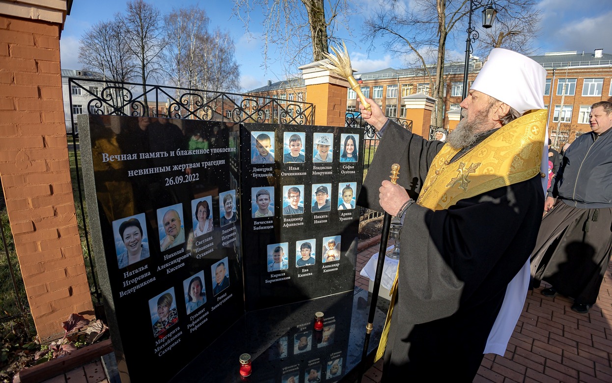 Мемориал в честь погибших при стрельбе в школе № 88 открыли у часовни в Ижевске