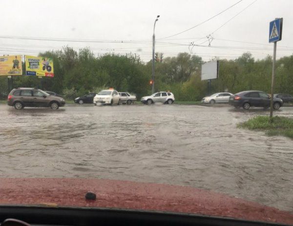 В Ижевске после сильного дождя затопило  перекресток улиц Карла Маркса и Чугуевского