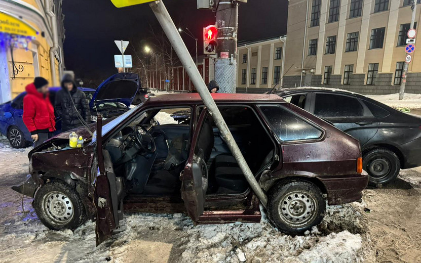 Две девушки пострадали в столкновении трех авто на перекрестке в Ижевске