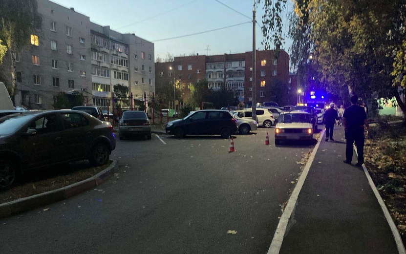 9-летнюю девочку сбили во дворе дома по улице Коммунаров