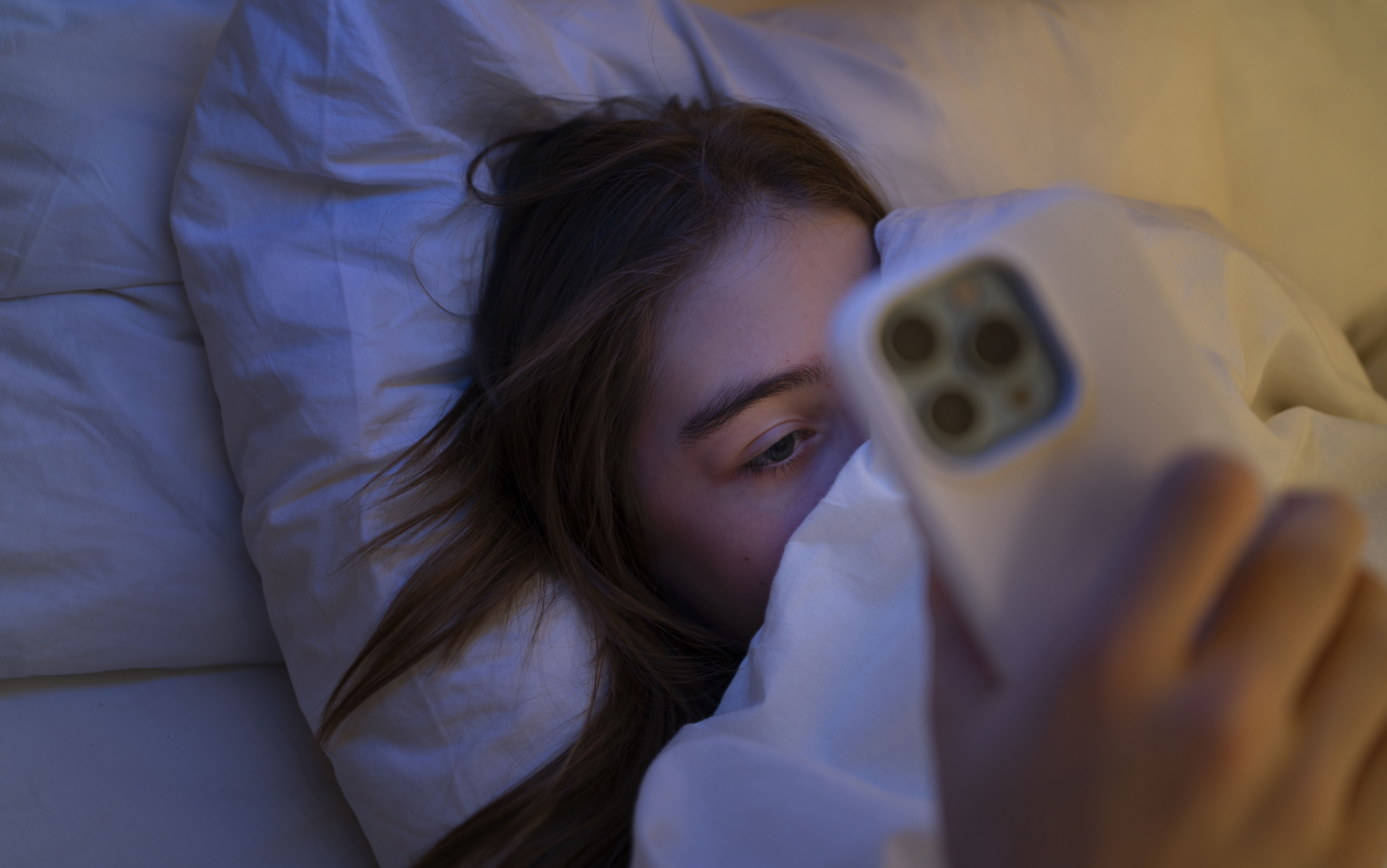 Опрос IZHLIFE: 41% ижевчан признались, что для них телефон перед сном – обязательный ритуал