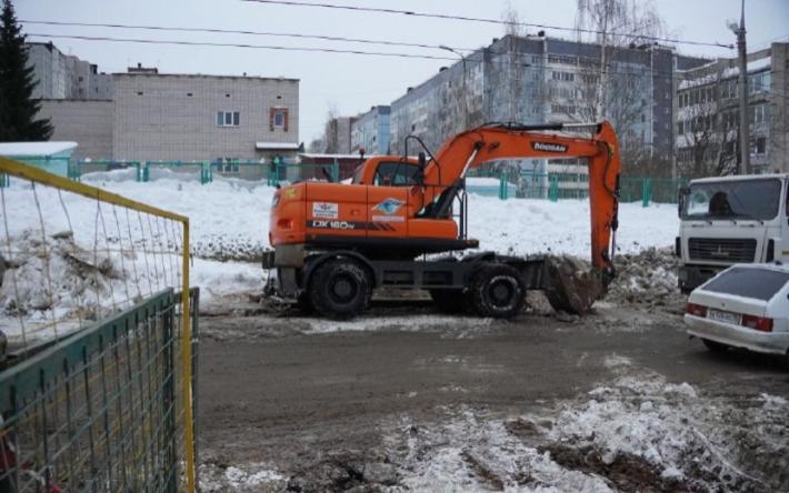Работы по восстановлению трубопровода в Ижевске должны завершить до завтрашнего дня