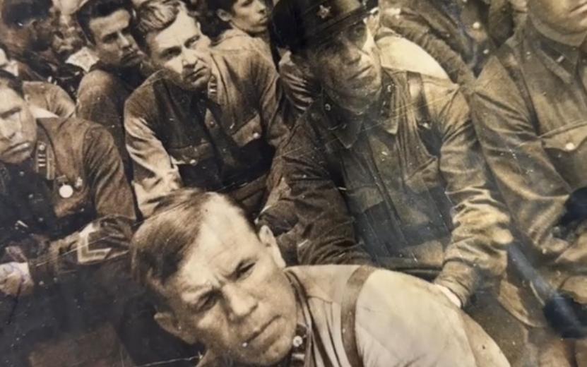 Хозяина фотографий военных лет ищут в Ижевске. Видео: t.me/vascheogon_izh
