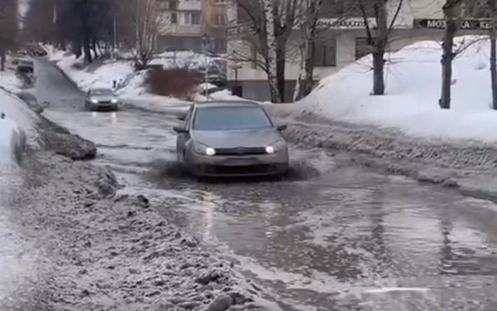 Видеофакт: талые воды подтопили несколько улиц Ижевска
