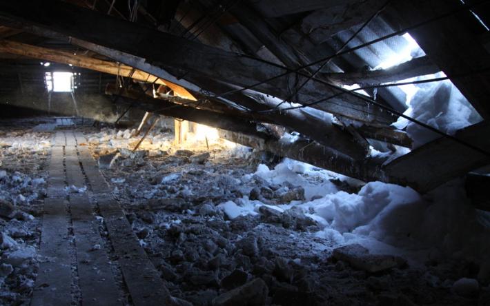 Обрушение потолка из-за схода снега произошло в одном из домов Ижевска