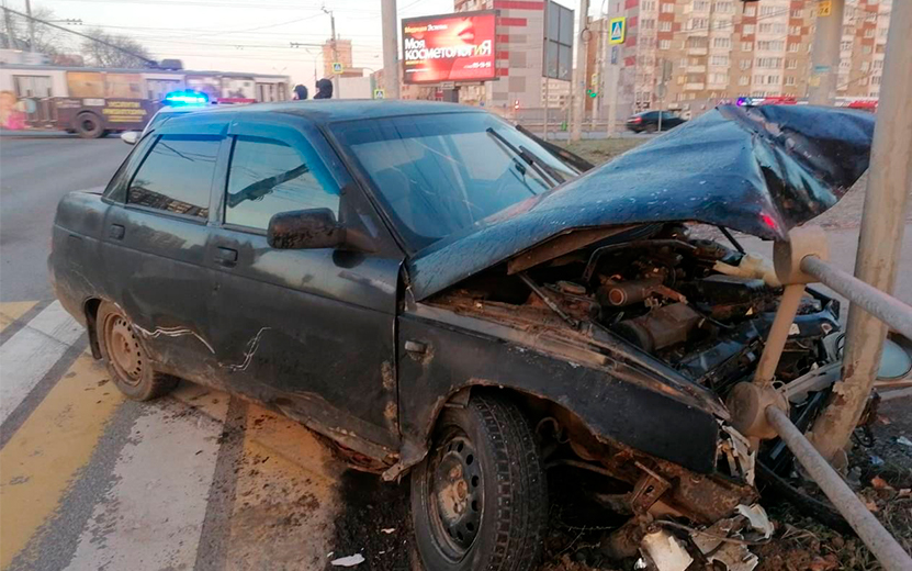 Водитель «ВАЗа» в Ижевске удирал от погони и врезался в светофор