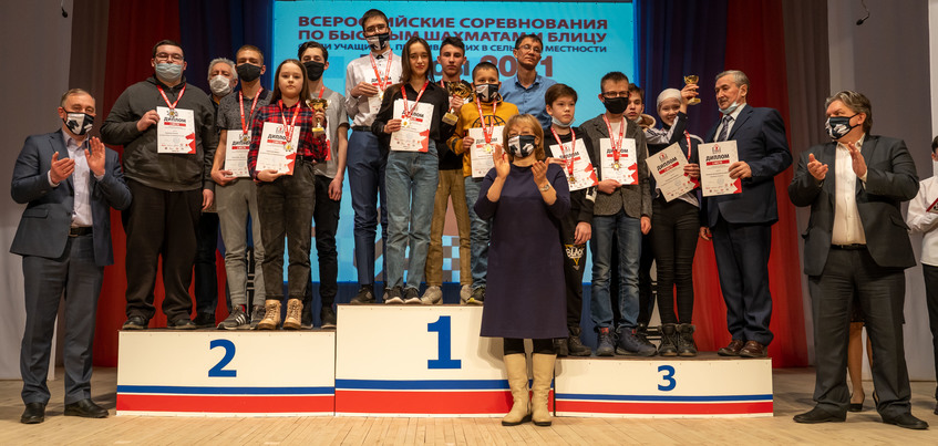 Шахматный азарт и боевой настрой: итоги Всероссийских соревнований по быстрым шахматам и блицу среди сельских школьников в Удмуртии