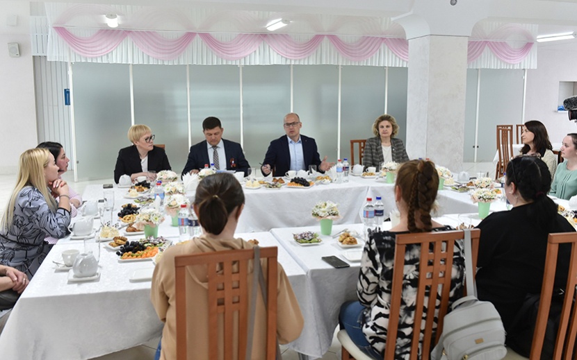 Глава проводит регулярные личные встречи с женами участников СВО. Фото: Эдуард Карипов