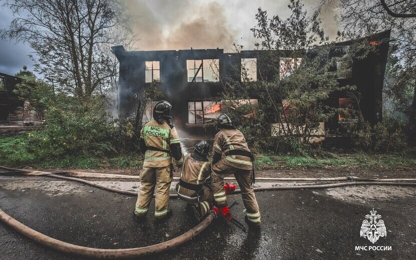 Фотофакт: МЧС показало кадры тушения пожара в Ижевске 31 августа.
