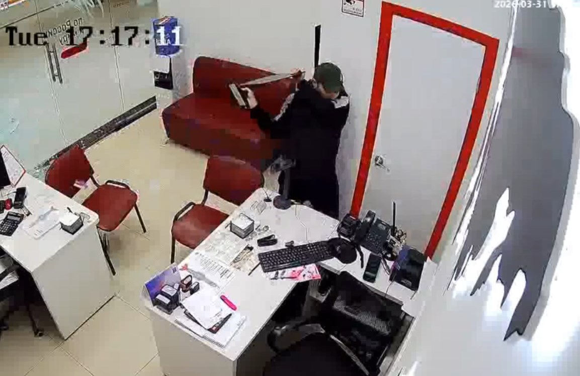 Видеофакт: нетрезвый мужчина устроил погром в одном из ТЦ Ижевска