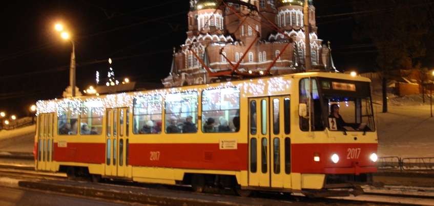Ижевские трамваи украсили праздничными гирляндами