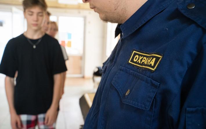 Директора охранной фирмы осудят в Ижевске за работу в школах и садиках без лицензии