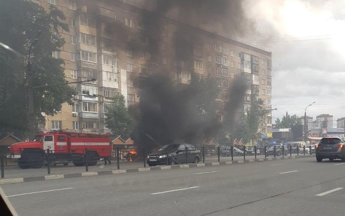 Машина загорелась около ярмарки на ул. Молодежной в Ижевске